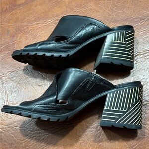 Sorel Black Sandals with beige and black decorative heels 8.5 size